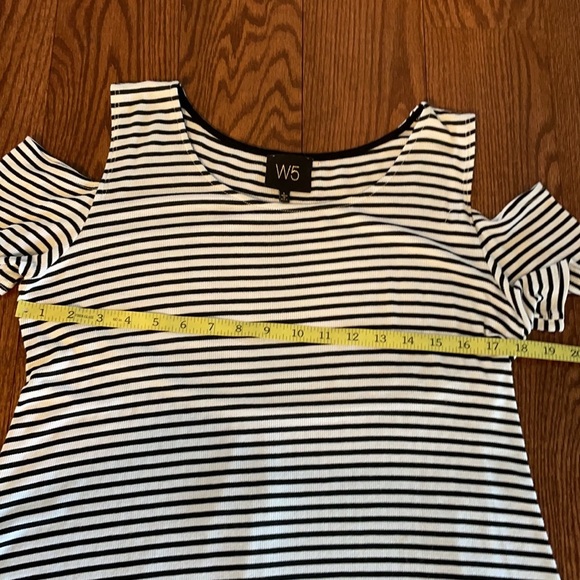 Anthropologie W5 cold shoulder women’s top. Striped High low pleat back Size L - Picture 10 of 11